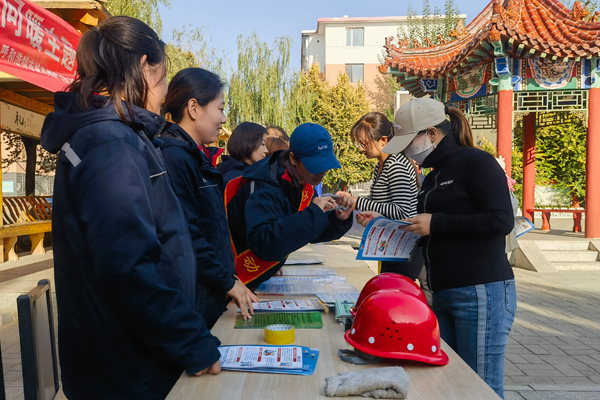 1706063808960340.jpg 1“訪民問暖”進小區(qū)為熱用戶辦實事、解難事N.jpg